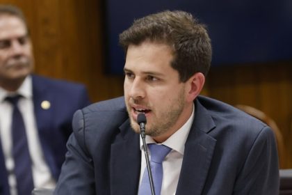 Relator propõe ampliar licença-paternidade com pagamento pelo INSS; ouça