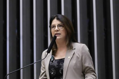 Carla Dickson reforça a importância da prevenção precoce no combate ao câncer de mama; ouça