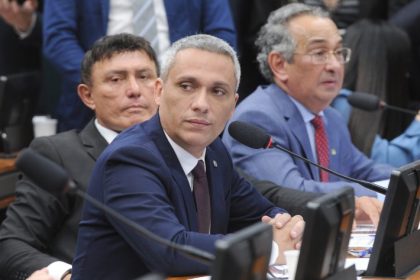 CCJ aprova projeto que suspende ação penal contra o deputado Gustavo Gayer no STF