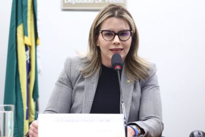 Comissão aprova projeto que criminaliza uso de IA para produzir pornografia infantojuvenil