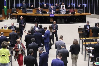 Câmara aprova regime de urgência para oito projetos de lei