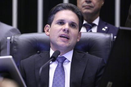 “Câmara não permitirá abusos contra consumidores”, diz Motta ao elogiar gratuidade no despacho de bagagem