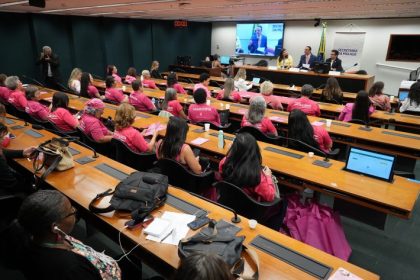 Câncer de mama: especialistas debatem baixa cobertura de rastreamento e avanços no tratamento