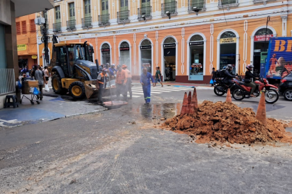 Prefeitura de Manaus realiza desobstrução de galeria subterrânea na avenida 7 de Setembro 