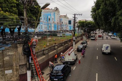 Prefeitura de Manaus retoma retirada de fios e cabos e ultrapassa 7 toneladas de material removido no centro histórico