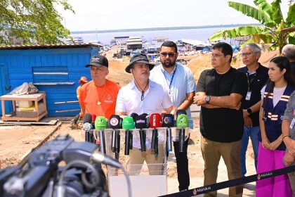 Prefeito David Almeida instala maior ecobarreira de Manaus no Educandos e apresenta resultados ambientais que serão levados à COP30