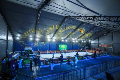 Arena Mágica de Patinação em Ponta Negra funciona até 15 de janeiro de 2026 e pede doação de leite