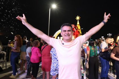 Prefeito David Almeida entrega balsa natalina e leva o maior Natal flutuante da história para 45 comunidades ribeirinhas de Manaus