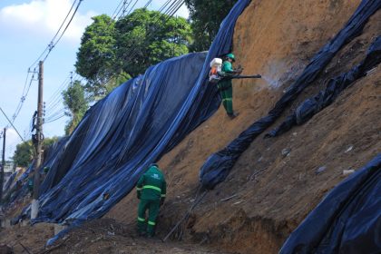 Prefeitura de Manaus implanta geomanta na avenida Mário Ypiranga Monteiro para conter taludes e recuperar drenagem