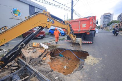 Prefeitura de Manaus realiza intervenção emergencial na drenagem profunda da rua Araxá após vazamento
