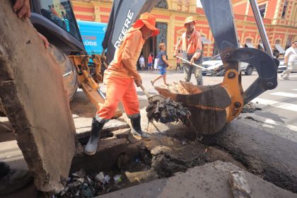 Prefeitura de Manaus realiza manutenção no entorno do mercado municipal Adolpho Lisboa