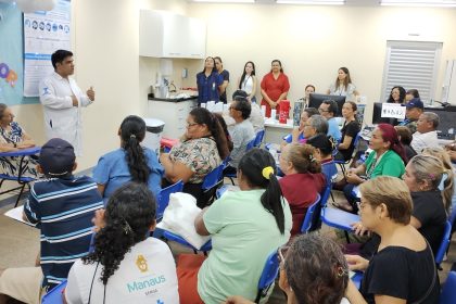 Profissionais da prefeitura orientam usuários para prevenção e controle do diabetes em ação de saúde