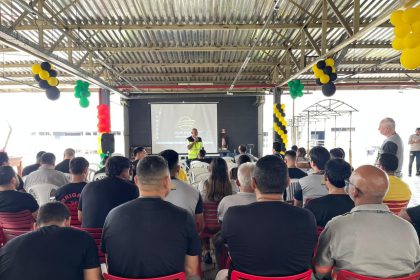 Prefeitura de Manaus leva educação de trânsito à fabricante de motos e reforça cuidados essenciais para motociclistas