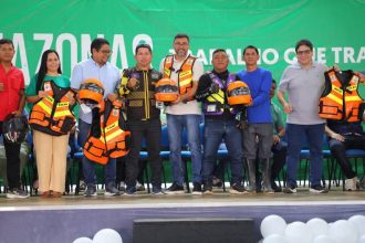 Governador Wilson Lima entrega mais 800 cartões do Auxílio Estadual em Tabatinga, alcançando 1.600 no Alto Solimões