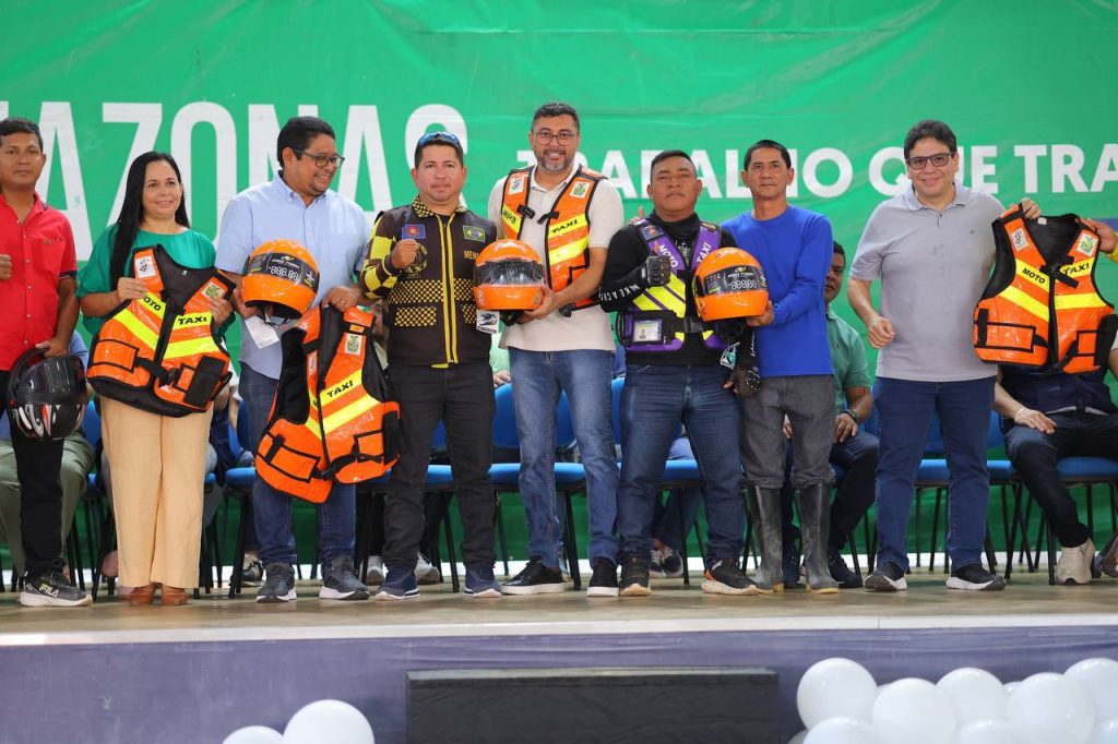 Governador Wilson Lima entrega mais 800 cartões do Auxílio Estadual em Tabatinga, alcançando 1.600 no Alto Solimões