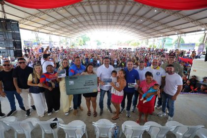 Governador Wilson Lima inicia entrega de 1,6 mil cartões do Auxílio Estadual Permanente no Médio Solimões