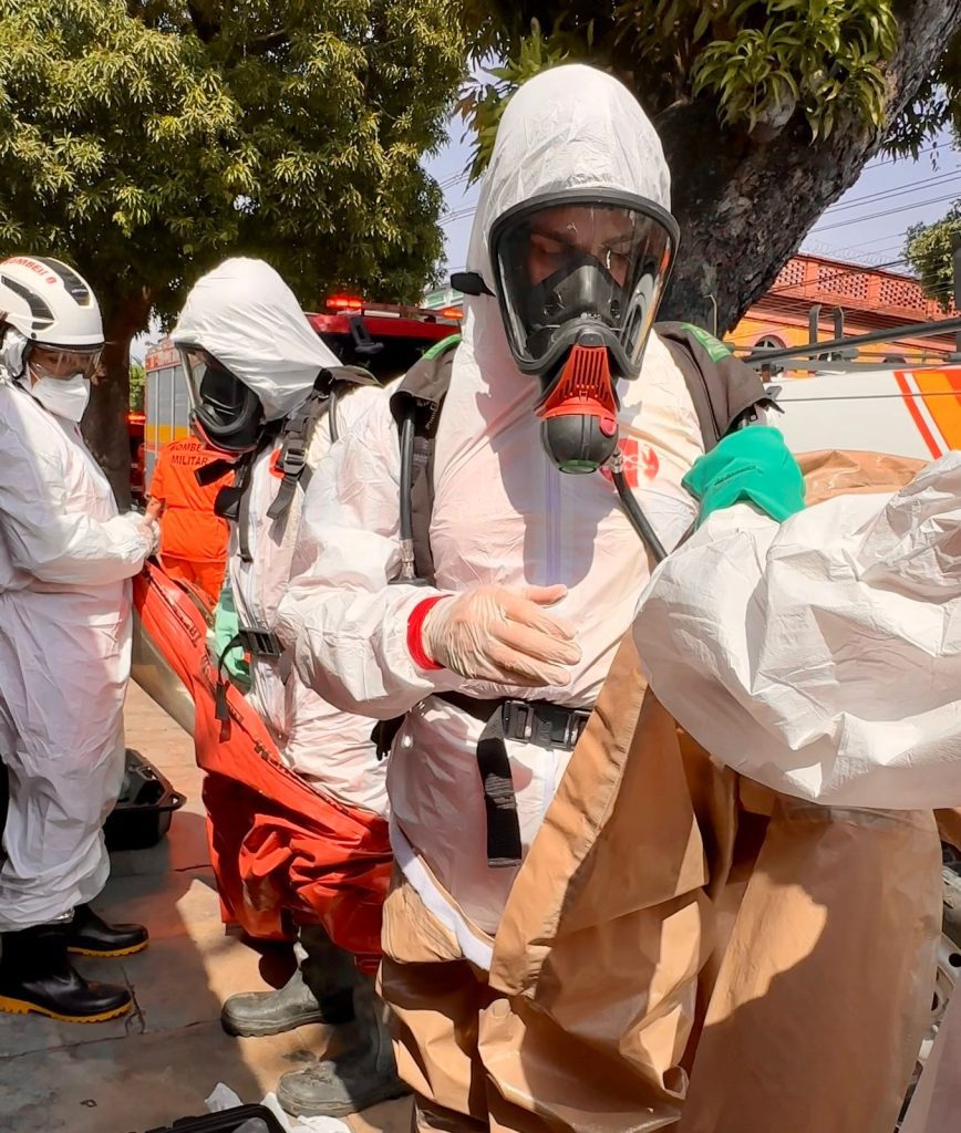 Treinamento do Corpo de Bombeiros simula vazamento de produto químico e desabamento parcial de prédio no Centro