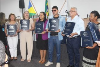 Biblioteca Pública do Amazonas recebe exemplar completo da Bíblia em Braille em cerimônia aberta ao público