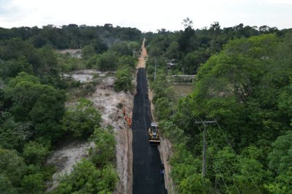 Prefeitura de Manaus inicia pavimentação da vicinal Santa Cecília no ramal Água Branca