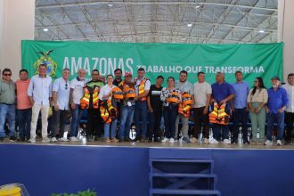 Detran-AM contempla 250 mototaxistas de Nova Olinda do Norte com kits de segurança