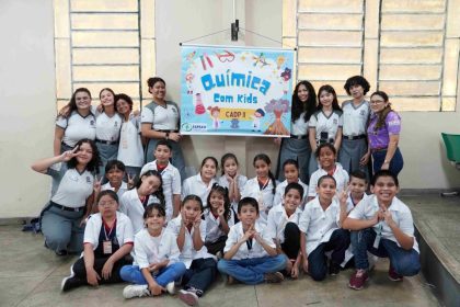 Projeto Química com Kids leva nove experimentos a escolas e aproxima alunos da Química no Amazonas