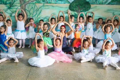 Espetáculo de balé da creche municipal em Manaus mostra evolução artística das crianças no projeto