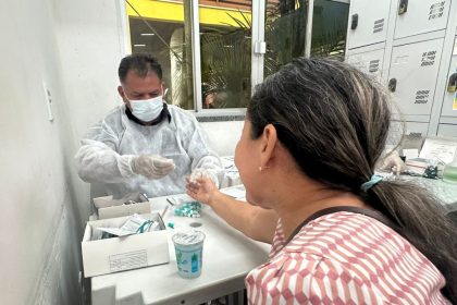 FVS-RCP realiza testagens rápidas para ISTs e distribui insumos no bairro Lago Azul em Manaus