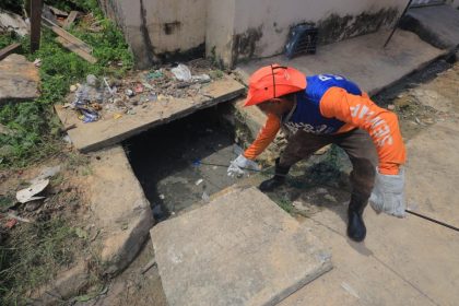 Prefeitura de Manaus realiza limpeza e desobstrução da galeria na rua Ouro para reduzir risco de alagamentos