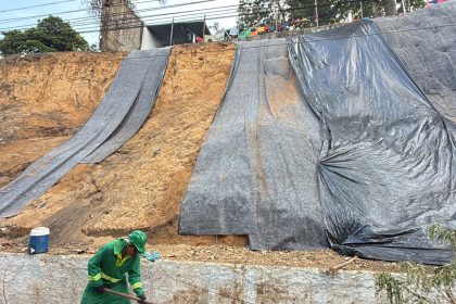 Prefeitura de Manaus avança na finalização da limpeza e inicia implantação da geomanta na avenida Mário Ypiranga