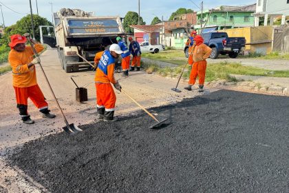 Prefeitura de Manaus chega ao bairro Raiz com serviços de asfalto do ‘Plano de Verão’