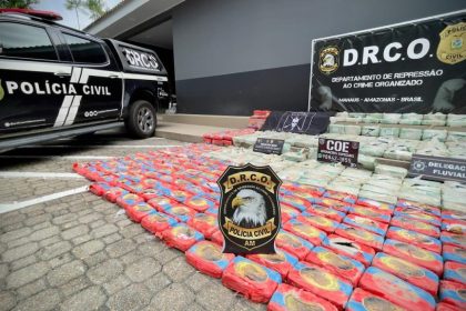 Governador Wilson Lima acompanha apresentação de 700 quilos de cocaína avaliados em R$ 57 milhões