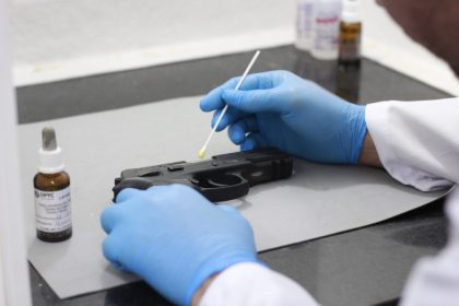 SSP-AM aplica exame metalográfico para restaurar números de série de armas apreendidas e integrar dados aos sistemas de segurança