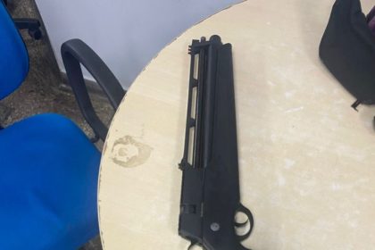 Porte ilegal de arma e subtração de incapaz resultam na prisão de homem em Manaus durante abordagem com carabina