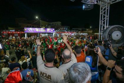 Parada Natalina em Manaus reuniu mais de 1.200 artistas na alameda Alphaville em 15/11