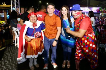 Prefeito David Almeida abre primeira Parada Natalina de 2025 com personagens de “Um Sonho de Natal” da Nova Igreja Batista