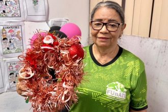 Renda extra: Centro de Convivência realiza oficina de confecção de guirlandas com materiais recicláveis