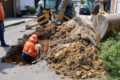 Prefeitura atende solicitação dos moradores do conjunto Castanheiras e trabalha na limpeza da rede de drenagem profunda da via