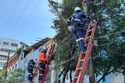 Prefeitura de Manaus chega à marca de 7,5 toneladas de cabos removidos de postes no centro histórico