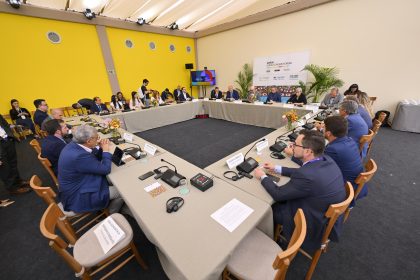 Prefeitura de Manaus destaca ações de adaptação climática e restauração urbana em painéis do C40 e FNP
