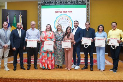 Prefeitura de Manaus recebe selo por vacinação contra a Covid-19 em 103 escolas da rede municipal