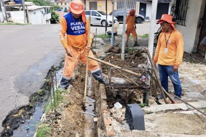 Drenagens da rua Padre Francisco recebem manutenção para melhorar escoamento de águas pluviais em Santo Antônio