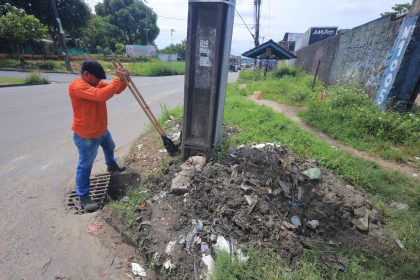 Prefeitura de Manaus realiza desobstrução das caixas coletoras na avenida Samaúma para reduzir alagamentos