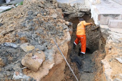 Prefeitura de Manaus inicia recuperação do sistema de drenagem profunda no Japiim 2 após rompimento