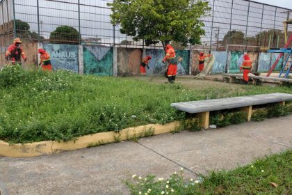 Prefeitura de Manaus realiza ação de limpeza em praças e reforça cuidado com espaços de convivência em todas as zonas da cidade