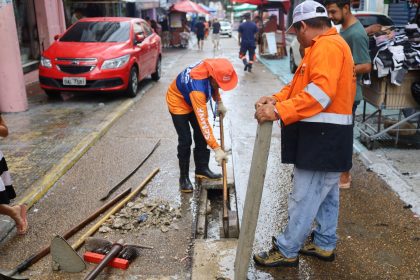 Limpeza de canaletas na rua Marechal Deodoro evita alagamentos no Centro de Manaus