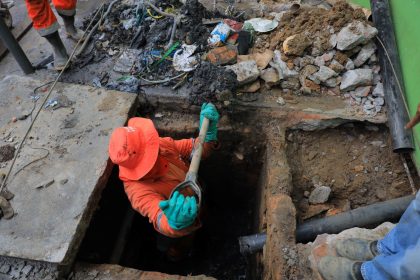 Prefeitura de Manaus realiza limpeza e desobstrução de caixas coletoras no bairro Compensa 2