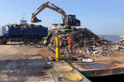 Prefeitura de Manaus realiza oitava operação de transbordo e reforça compromisso com a limpeza dos rios e igarapés