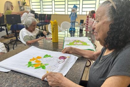 Prefeitura de Manaus reforça bem-estar emocional de idosos com aulas de artesanato no Parque Municipal do Idoso