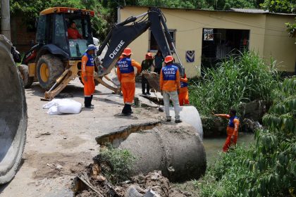 Prefeitura de Manaus substitui tubulação rompida em igarapé do bairro Monte das Oliveiras 