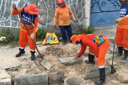 Prefeitura de Manaus trabalha em manutenção de drenagem superficial no bairro Monte das Oliveiras